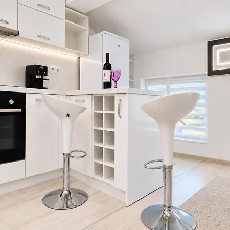 Spacious W/ Space For 6 Guests Апартаменты *