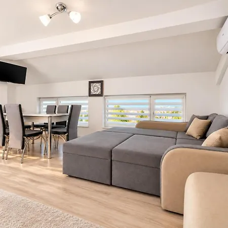 Апартаменты Spacious W/ Space For 6 Guests