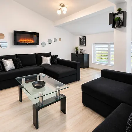 Spacious W/ Space For 6 Guests Варна