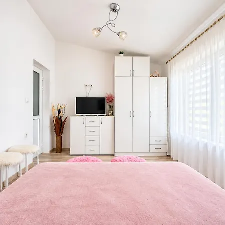 Spacious W/ Space For 6 Guests Апартаменты *